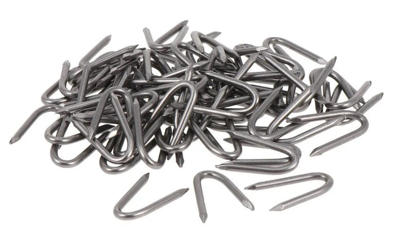 Grampo Farpado Zincado para Poste Madeira