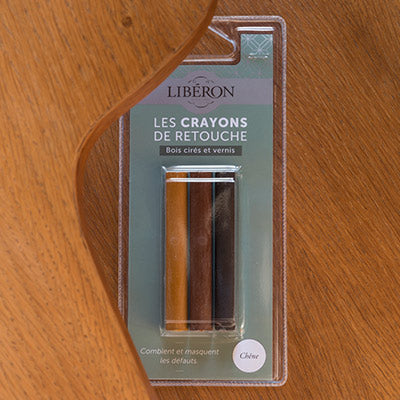Lápis para retoque de madeiras