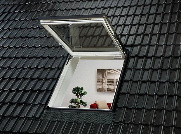 Janela para cobertura inclinada com saída para o exterior  - Velux